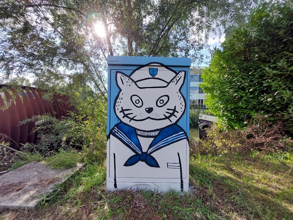 Gato als matroos bij de Eindhovense woonboten