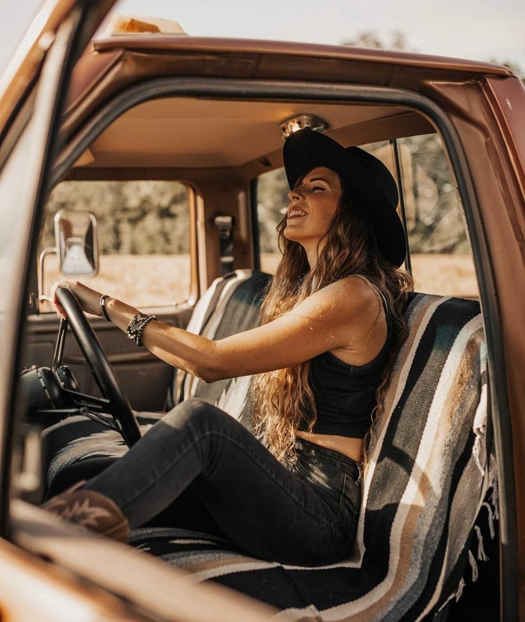 Fotoshoot in cowboystijl met een klassieke pick-uptruck