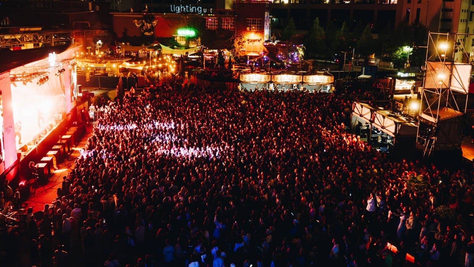 Live muziek en publiek tijdens Hit The City Festival in Eindhoven