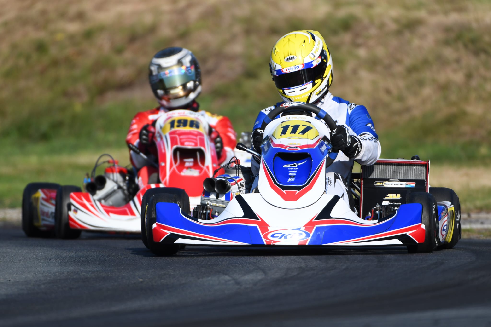 Twee racekarts op snelheid op de baan