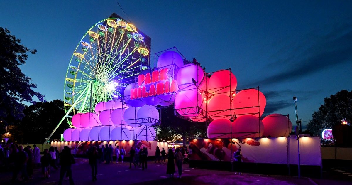 Kleurrijk verlicht Park Hilaria met reuzenrad in de avond