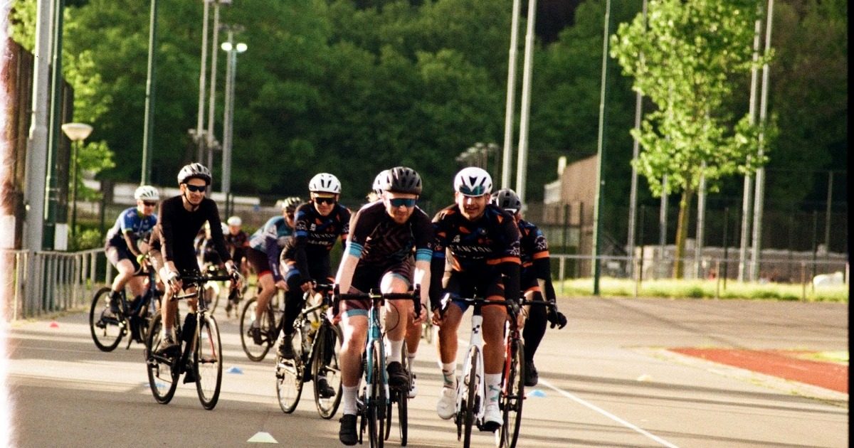 Wielrenners tijdens een studentenwielerwedstrijd in Eindhoven
